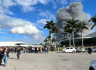 Incêndio de grandes proporções atinge fábrica têxtil em Itajaí