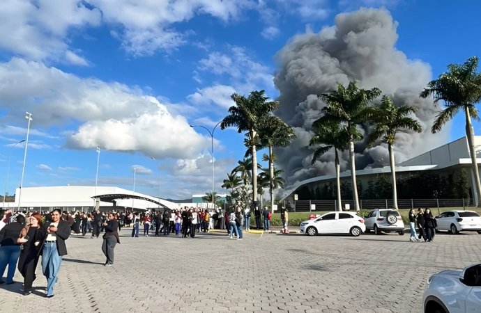 Incêndio de grandes proporções atinge fábrica têxtil em Itajaí
