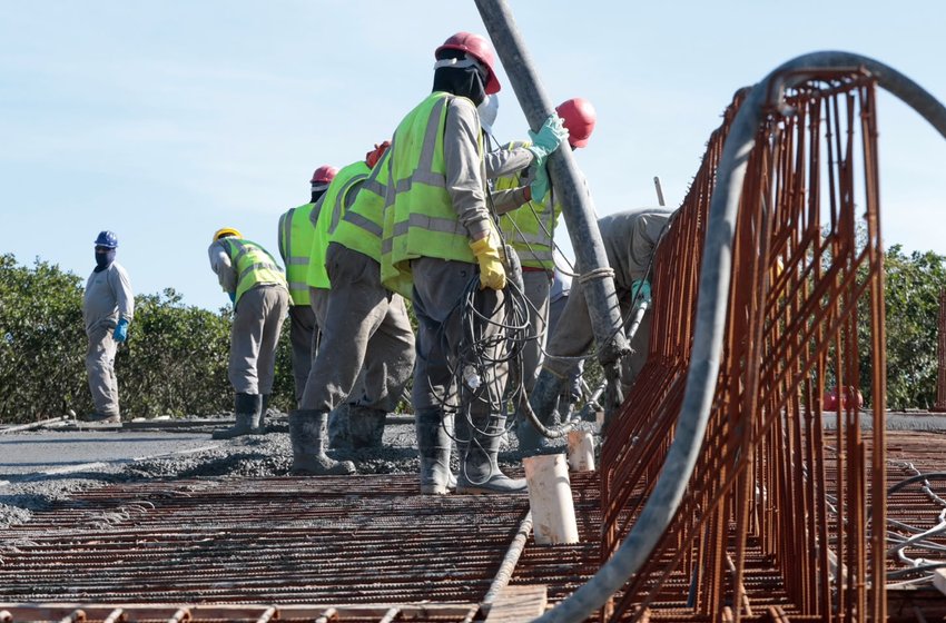 Oito caminhões de concreto são usados em nova laje da Ponte Anêmonas