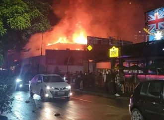 Incêndio de grandes proporções atinge espaço de eventos e provoca evacuação no Centro de Joinville