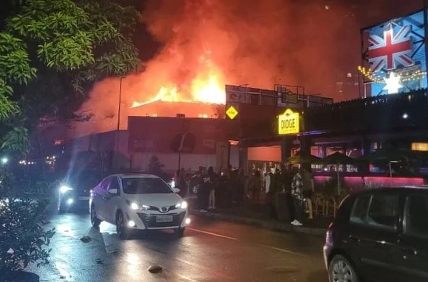 Incêndio de grandes proporções atinge espaço de eventos e provoca evacuação no Centro de Joinville