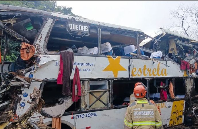 Nove pessoas morrem em tombamento de ônibus em Petrópolis