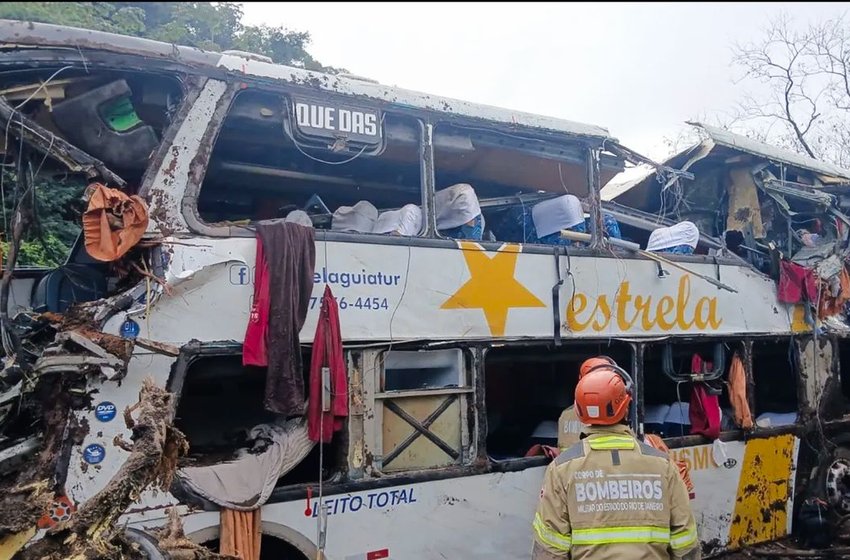 Nove pessoas morrem em tombamento de ônibus em Petrópolis