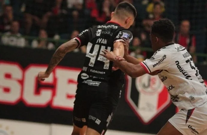 JEC Futsal perde invencibilidade em casa ao levar virada do Campo Mourão por 7 a 5