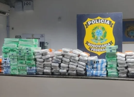 PRF apreende 514 celulares de luxo e itens eletrônicos em carga ilegal na BR-101
