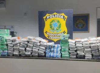 PRF apreende 514 celulares de luxo e itens eletrônicos em carga ilegal na BR-101