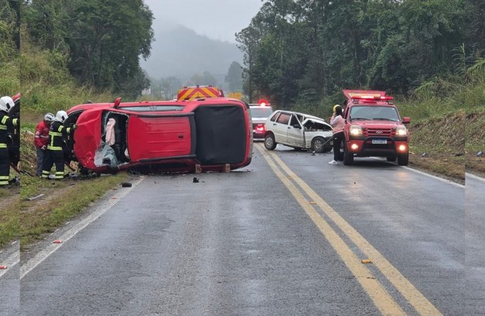 Acidente entre dois veículos deixa um morto e interdita BR-280 em Corupá