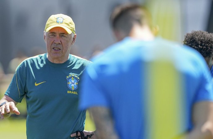 Ancelotti dá pista de Martinelli para vaga de Paquetá contra Noruega