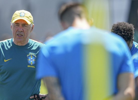 Ancelotti dá pista de Martinelli para vaga de Paquetá contra Noruega
