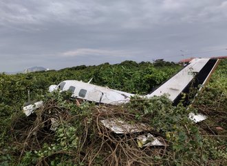 Avião bimotor cai em Navegantes e deixa dois feridos graves