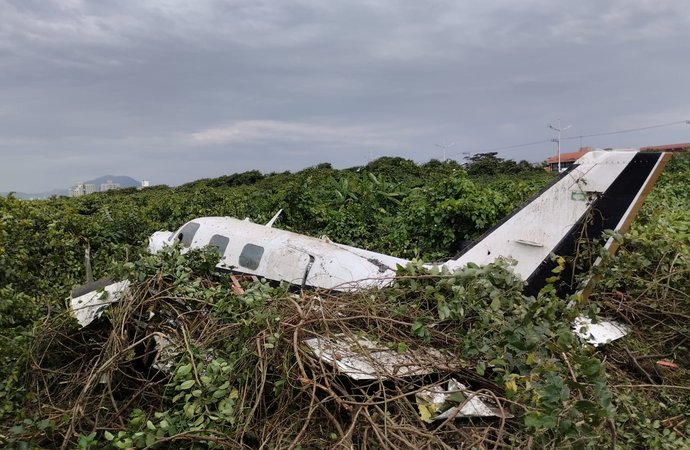 Avião bimotor cai em Navegantes e deixa dois feridos graves