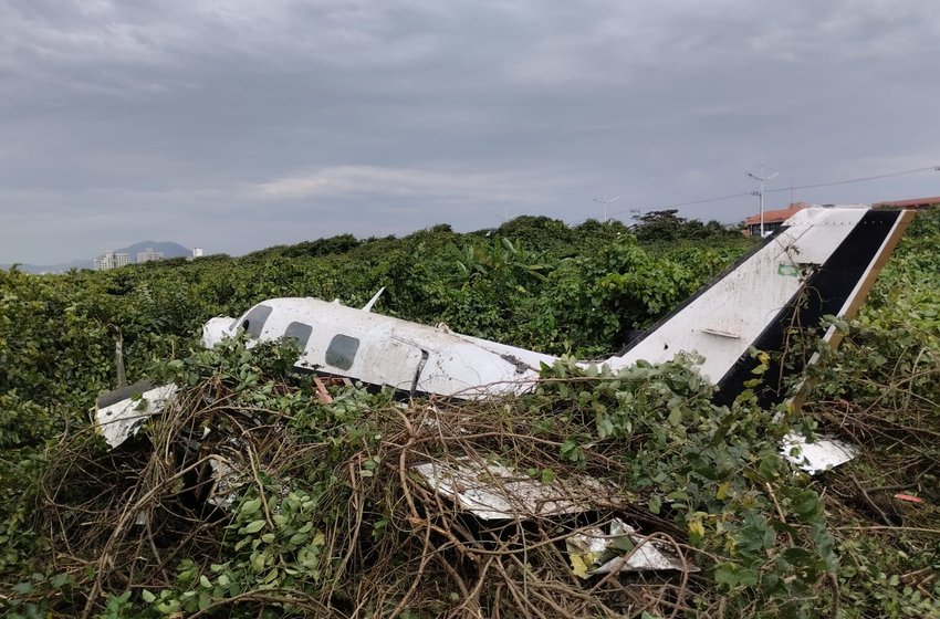 Avião bimotor cai em Navegantes e deixa dois feridos graves