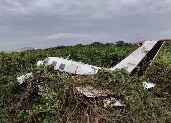 Avião bimotor cai em Navegantes e deixa dois feridos graves