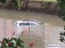 Carro cai no Rio Cachoeira após pane mecânica em Joinville