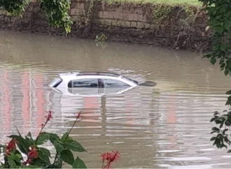 Carro cai no Rio Cachoeira após pane mecânica em Joinville
