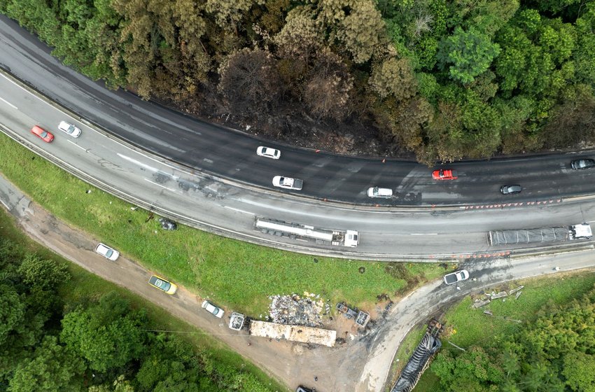 Com mais de 12 horas de trabalho ininterrupto, Bombeiros de SC controlam incêndio na BR-101