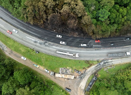 Com mais de 12 horas de trabalho ininterrupto, Bombeiros de SC controlam incêndio na BR-101