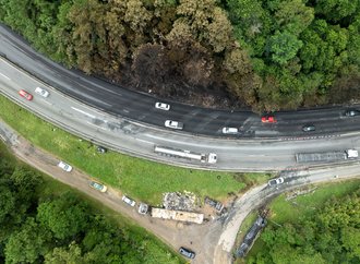 Com mais de 12 horas de trabalho ininterrupto, Bombeiros de SC controlam incêndio na BR-101