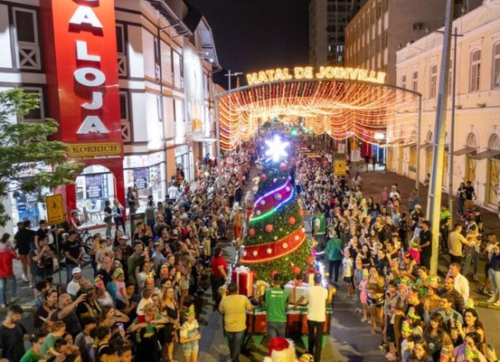 Desfile de Natal encantou público que lotou a Rua do Príncipe para assistir a atração