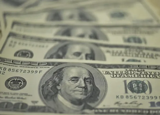 Dólar sobe para R$ 5,75 com tarifas de Trump e declarações de Haddad