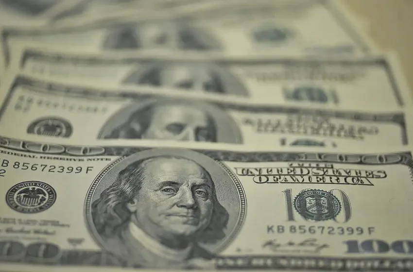 Dólar sobe para R$ 5,75 com tarifas de Trump e declarações de Haddad