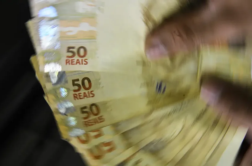Governo propõe salário mínimo de R$ 1.502 em 2025