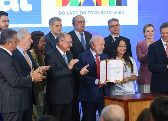Lula sanciona lei contra adultização de crianças nas redes