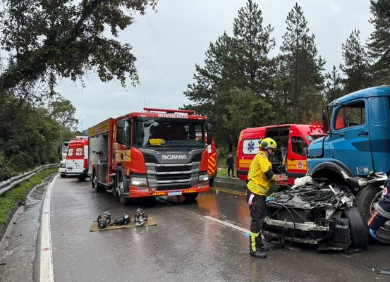 Mulher morre em acidente entre BMW e caminhão em São Bento do Sul
