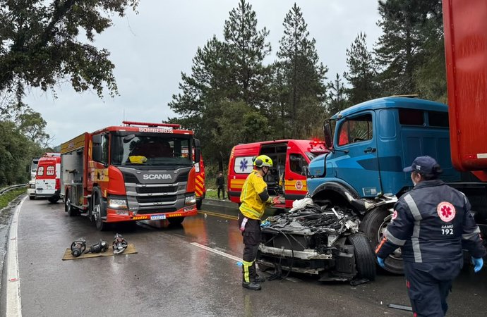 Mulher morre em acidente entre BMW e caminhão em São Bento do Sul