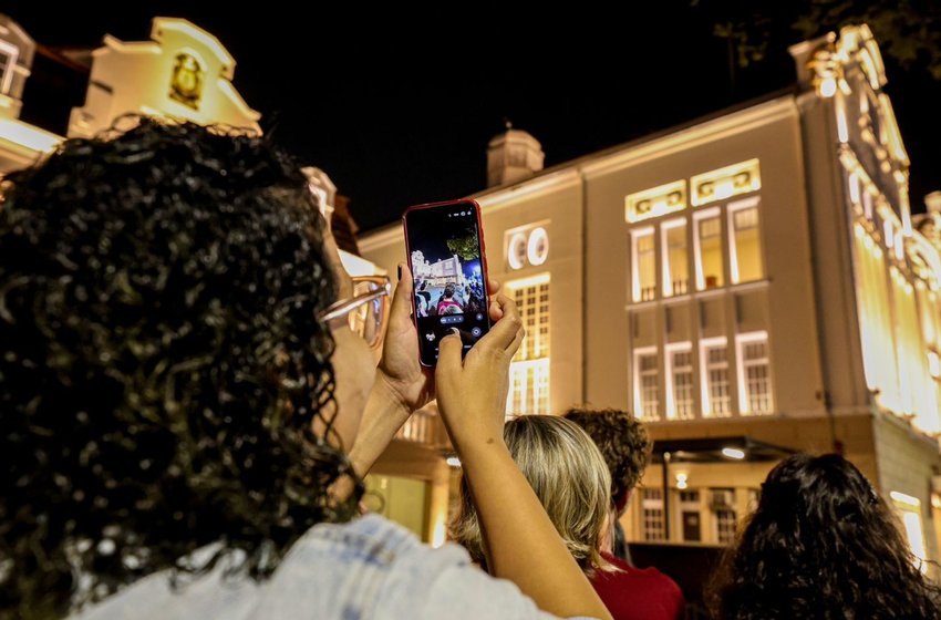 Passeio noturno histórico reúne dezenas em Joinville