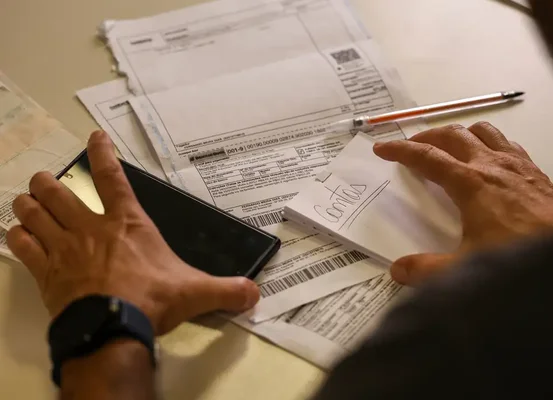 Salário mínimo de R$ 1.621 começa a ser pago nesta segunda