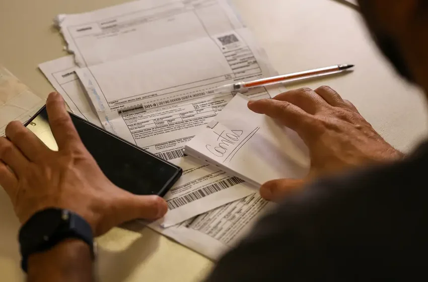 Salário mínimo de R$ 1.621 começa a ser pago nesta segunda