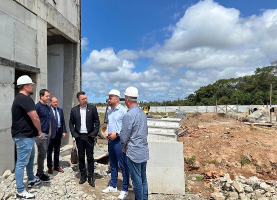 Secretário da Saúde acompanha obras do novo Hospital de Araquari e debate atendimentos especializados