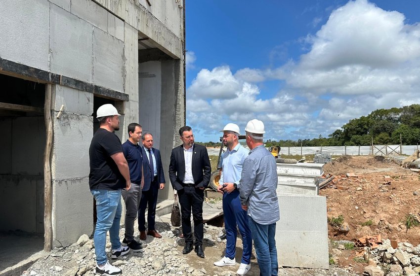 Secretário da Saúde acompanha obras do novo Hospital de Araquari e debate atendimentos especializados