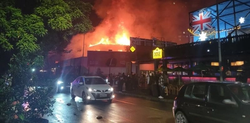 Incêndio de grandes proporções atinge espaço de eventos e provoca evacuação no Centro de Joinville