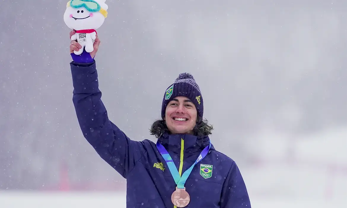 Catarinense de 17 anos ganha medalha inédita em Jogos Olímpicos de Inverno