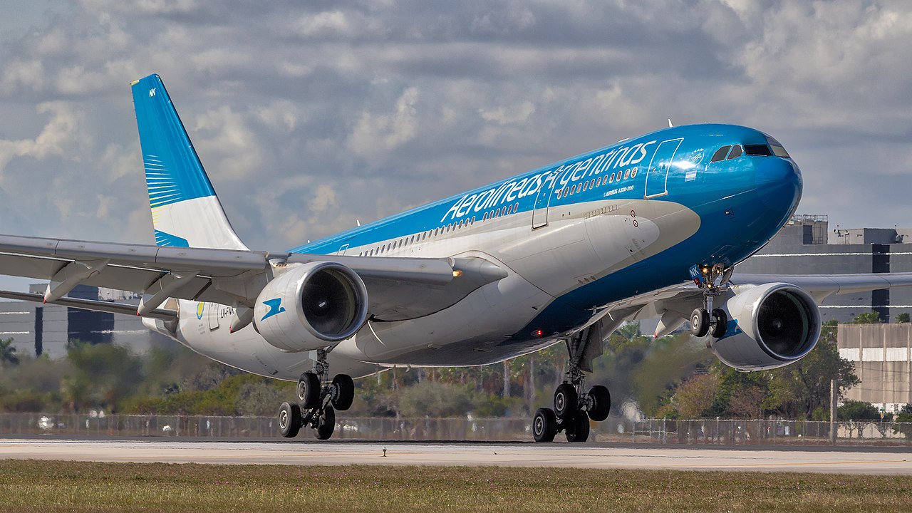 Florianópolis terá até 10 voos diários para Argentina na alta temporada, anuncia aeroporto