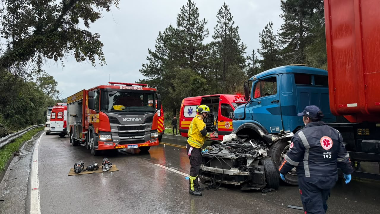 Mulher morre em acidente entre BMW e caminhão em São Bento do Sul