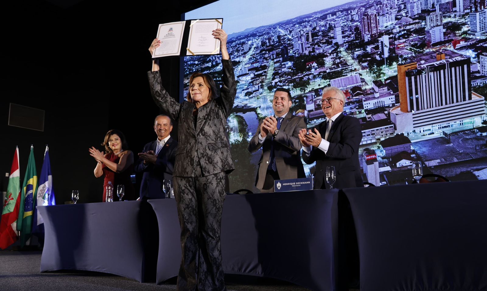 Rejane Gambin assume Prefeitura de Joinville e se torna primeira mulher no cargo